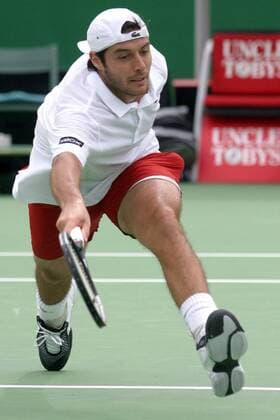 Sebastien Grosjean (Frankreich) muss sich strecken Tennis Herren Australian Open 2004, Grand Slam, ATP-Tour, Hartplatz, Hardcourt, Hartplatztennis, Hartplatzturnier, Einzelbild Melbourne Dynamik,