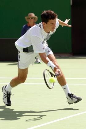 Tim Henman (Großbritannien) - Vorhandvolley Tennis Herren Australian Open 2004, Grand Slam, ATP-Tour, Hartplatz, Hardcourt, Hartplatztennis, Hartplatzturnier, Einzelbild Melbourne