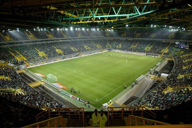Fußball, Stadiongeschichte Sporting Lissabon Fußballspiel Sporting Lissabon - Victoria Guimaraes 2:1 im Estadio Jose de Alvalade - Austragungsort der Europameisterschaft 2004 in Portugal Fußball EM Herren Vorschau Europameisterschaft 2004, Austragungsorte, Wettkampfstätte, Wettkampfstätten, Spielstätten Totale Estadio Jose de Alvalade Lissabon, Euro