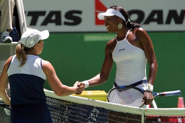 Lisa Raymond (li.) schlägt überraschend die an Nummer 3 gesetzte Venus Williams (beide USA) Tennis Damen Australian Open 2004, Grand Slam, WTA-Tour, Gruppe Melbourne