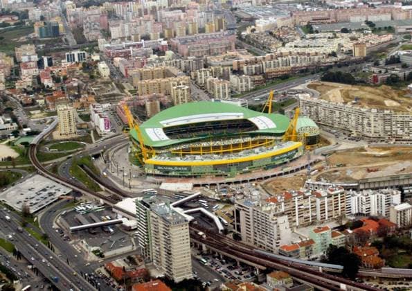 Fußball, Stadiongeschichte Sporting Lissabon Das von Hochhäusern umringte Estadio Jose de Alvalade - Austragungsort der Europameisterschaft 2004 in Portugal Fußball EM Herren Vorschau Europameisterschaft 2004, Austragungsorte, Wettkampfstätte, Wettkampfstätten, Spielstätten Totale Estadio Jose de Alvalade Lissabon, Euro