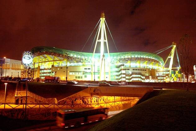 Fußball, Stadiongeschichte Sporting Lissabon Autoverkehr rund um das hell erleuchtete Estadio Jose de Alvalade - Austragungsort der Europameisterschaft 2004 in Portugal Fußball EM Herren Vorschau Europameisterschaft 2004, Austragungsorte, Wettkampfstätte, Wettkampfstätten, Spielstätten Totale Estadio Jose de Alvalade, Nacht, Auto, Autos Lissabon, Straße, Straßen, Tunnel, Unterführung