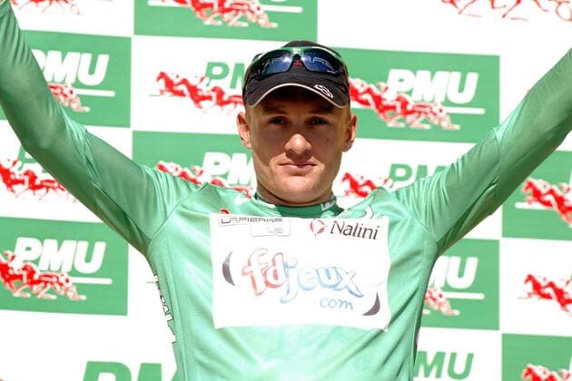 Baden Cooke (Australien fdjeux.com) jubelt bei der Siegerehrung im grünen Trikot des besten Sprinters Radsport Herren Tour de France 2003, Straßenradsport, Straße, Rad, Zeitfahren, Einzelzeitfahren Einzelbild 12. Etappe Gaillac - Cap Decouverte Freude,