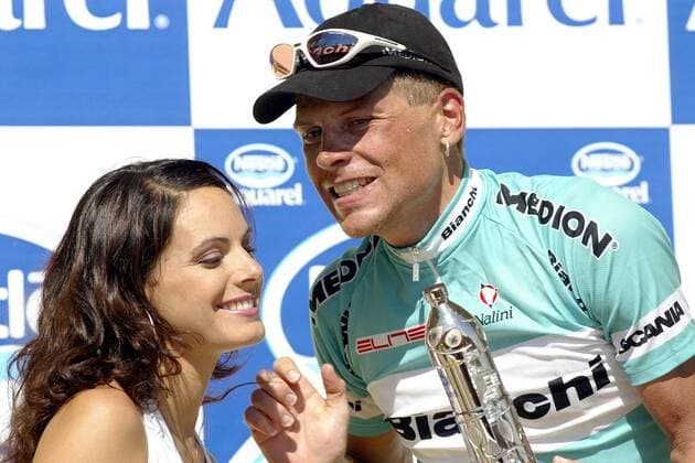 Sieger Jan Ullrich (Deutschland Bianchi) freut sich auf den Kuß der Hostess Radsport Herren Tour de France 2003, Straßenradsport, Straße, Rad, Zeitfahren, Einzelzeitfahren Gruppe 12. Etappe Gaillac - Cap Decouverte Freude,
