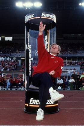 Trainer Aleksandar Ristic (Düsseldorf) unzufrieden auf seinem Energizer Trainerstuhl Fußball 2. BL Herren Saison 1994 1995, Fortuna Düsseldorf, Vdia Einzelbild
