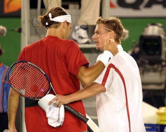 Lleyton Hewitt (re., Australien) und Roger Federer (Schweiz) nach Spielende im einvernehmlichen Gespräch Tennis Herren Australian Open 2004, Grand Slam, ATP-Tour, Vdig Gruppe Melbourne Harmonie