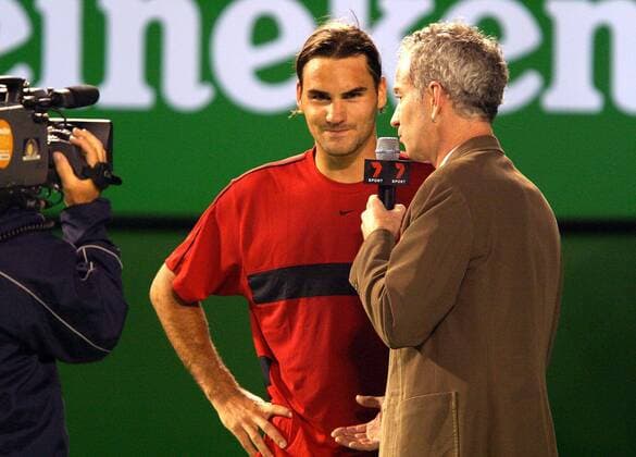 Roger Federer (li., Schweiz) im Gespräch mit Field Reporter John McEnroe im Interview Tennis Herren Australian Open 2004, Grand Slam, ATP-Tour, Vdig Gruppe Melbourne