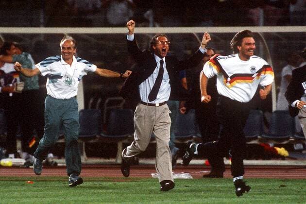 Teamchef Franz Beckenbauer (Mitte), Paul Steiner (re.) und Mannschaftsarzt Prof Heinz Liesen (alle Deutschland) stürmen das Spielfeld -Grenzenloser Jubel ob des Finaleinzugs bei der Weltmeisterschaft 1990 Fußball WM Herren Weltmeisterschaft 1990, Länderspiel, Halbfinale, Nationalmannschaft, Nationalteam, Vneg Gruppe medizinische Betreuung, Arzt, Doktor, Teamarzt, Turin Freude, Begeisterung,