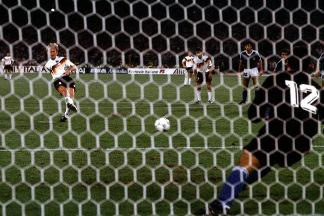 Andreas Brehme (li., Deutschland) verwandelt gegen Torwart Sergio Goycochea (Argentinien) den Strafstoß und erzielt das goldene Tor im Finale Fußball WM Herren Weltmeisterschaft 1990, Länderspiel, Finale, Endspiel, Nationalmannschaft, Nationalteam, Vneg Gruppe Rom Dynamik,