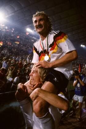 Rudi Völler (oben) feiert auf den Schultern von Jürgen Klinsmann (beide Deutschland) den Titelgewinn Fußball WM Herren Weltmeisterschaft 1990, Länderspiel, Finale, Endspiel, Nationalmannschaft, Nationalteam, Vneg Gruppe Rom Freude, Begeisterung,