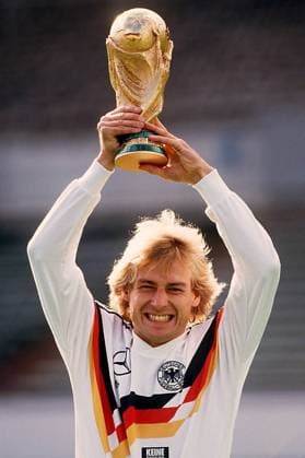 Jürgen Klinsmann (Deutschland) mit dem Weltmeisterschaftspokal Fußball Herren Nationalmannschaft 1990, Nationalteam, Shooting, Fotoshooting, Fototermin, Vneg Einzelbild