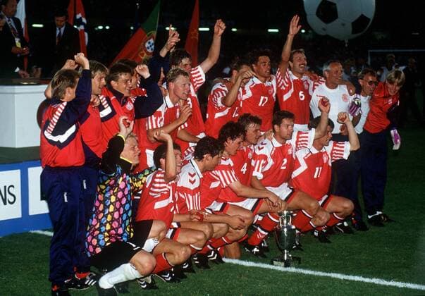 Fußball, EM Finale 1992 in Göteborg, Dänemark - Deutschland 2:0 Europameister Dänemark - Siegesjubel mit dem Pokal Fußball EM Herren Europameisterschaft 1992, Länderspiel, Finale, Endspiel, Nationalmannschaft, Nationalteam, Vneg Totale Göteborg Freude, Begeisterung,