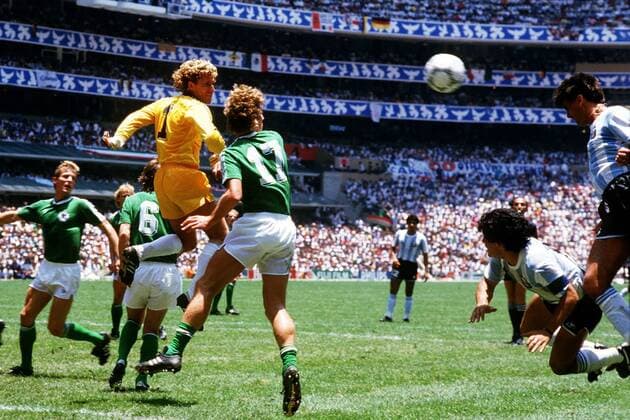 Die deutsche Hintermannschaft um Torwart Harald Schumacher (oben li.) und Ditmar Jakobs (vorn) sieht gegen Diego Armando Maradona (2.v.re.) und Jose Luis Brown (beide Argentinien) schlecht aus und fängt prompt das 1:0 Fußball WM Herren Weltmeisterschaft 1986, Länderspiel, Finale, Endspiel, Nationalmannschaft, Nationalteam, Vdia Gruppe Mexico-City, Mexiko-Stadt Dynamik,