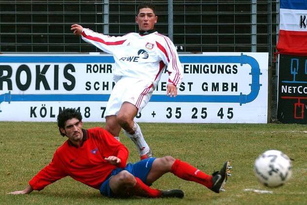 Daniel Blanco (Viktoria Köln, li.) gegen Sezer Öztürk (Leverkusen Amat.) Fußball Herren Oberliga Nordrhein 2003 2004, Vdig, SCB Viktoria Köln - Bayer 04 Leverkusen Amateure 1:0, (A), Gruppe Köln Dynamik,