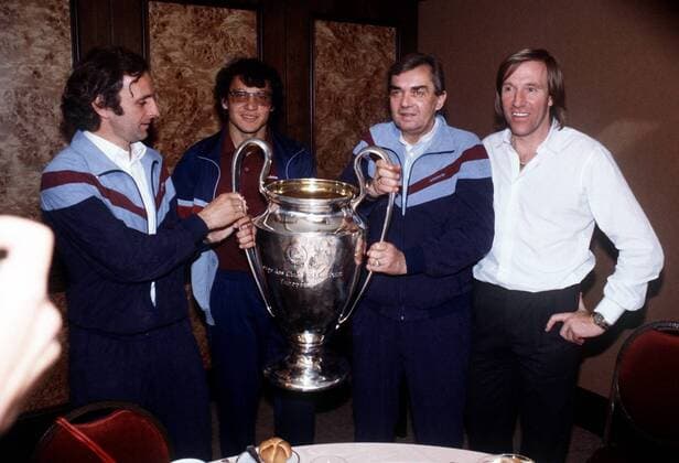 Der Landesmeisterpokal in den Händen des HSV, v.li.: Co-Trainer Aleksandar Ristic, Felix Magath, Trainer Ernst Happel und Manager Günter Netzer Fußball EC 1 Herren Europapokal der Landesmeister 1982 1983, Europacup, Finale, Endspiel, Hamburger SV Gruppe Pokal, Pott, Trophäe, Athen