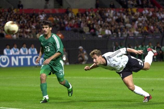 Miroslav Klose (Deutschland) erzielt das 2:0 per Kopfball, Hussain Sulimani (Saudi-Arabien) kann nur zuschauen Fußball WM Herren Weltmeisterschaft 2002, Länderspiel, Gruppenspiel, Gruppe E, Nationalmannschaft, Nationalteam Gruppe Sapporo Dynamik,