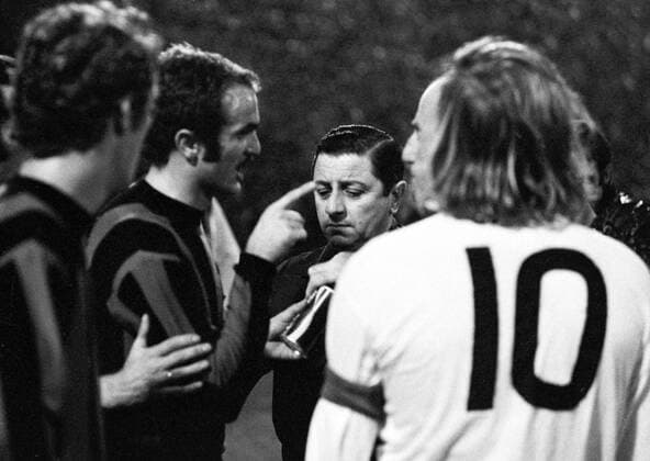 Fußball, Europapokal der Landesmeister 1971 1972, Borussia Mönchengladbach - Inter Mailand 7-1 Alessandro Mazzola (li., Inter) übergibt Schiedsrichter Jef Dorpmans (Holland) die Cola-Dose, die angeblich einen Mailänder Spieler getroffen hat Fußball EC 1 Herren Europapokal der Landesmeister 1971 1972, Achtelfinale, Europacup, Gladbach, Europacuphistorie Gruppe Diskussion, diskutieren, Dosenwurf, Büchse, Mönchengladbach, Europacupgeschichte