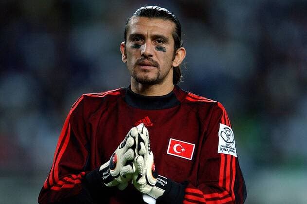 Torwart Rüstü Recber (Türkei) reibt sich die Hände Fußball WM Herren Weltmeisterschaft 2002, Länderspiel, Viertelfinale, Nationalmannschaft, Nationalteam Einzelbild Osaka