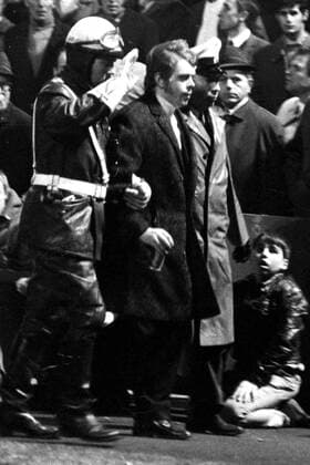 Fußball, Europapokal der Landesmeister 1971 1972, Borussia Mönchengladbach - Inter Mailand 7-1 Gladbach Fan Manfred K. wird von der Polizei abgeführt - er soll mit seinem Dosenwurf Boninsegna (Inter Mailand) schwer verletzt haben Fußball EC 1 Herren Europapokal der Landesmeister 1971 1972, Europacup, Achtelfinale, Europacuphistorie, Gruppe Borussia Mönchengladbach, Dose, Büchse Mönchengladbach
