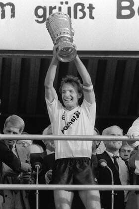 Karl-Heinz Körbel (Frankfurt) mit dem DFB-Pokal in den Händen Fußball 1. BL Herren DFB-Pokal 1987 1988, Eintracht Frankfurt, Finale, Endspiel, Pokalfinale, Pokalendspiel Einzelbild Berlin Glück, Begeisterung, Freude,