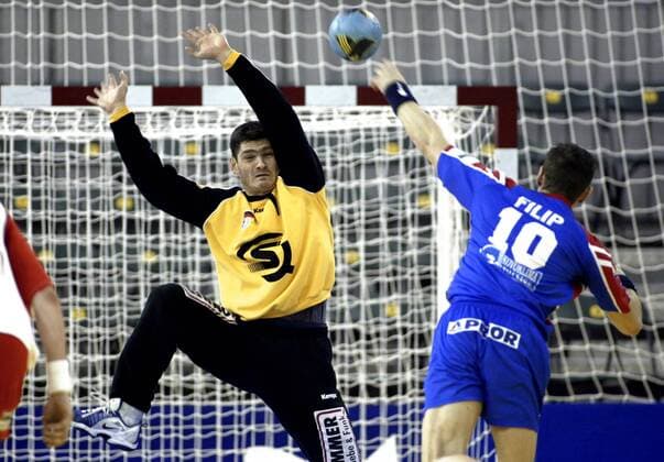 Torwart Henning Fritz (Deutschland, li.) - Siebenmeter gegen Filip (Tschechien) Handball EM Herren Europameisterschaft 2004, Länderspiel, Deutschland - Tschechien 37:27 Gruppe Ljubljana Dynamik,