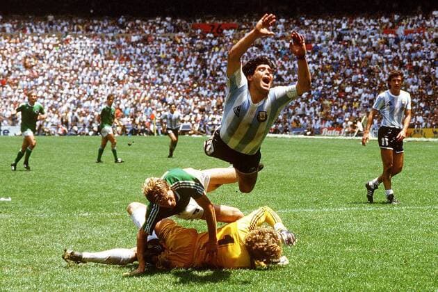 Diego Armando Maradona (oben, Argentinien) glänzt diesmal als sterbender Schwan, Torwart Harald Schumacher und Karl-Heinz Förster (beide Deutschland) am Boden Fußball WM Herren Weltmeisterschaft 1986, Länderspiel, Finale, Endspiel, Nationalmannschaft, Nationalteam, Vneg Gruppe Mexico-City, Mexiko-Stadt
