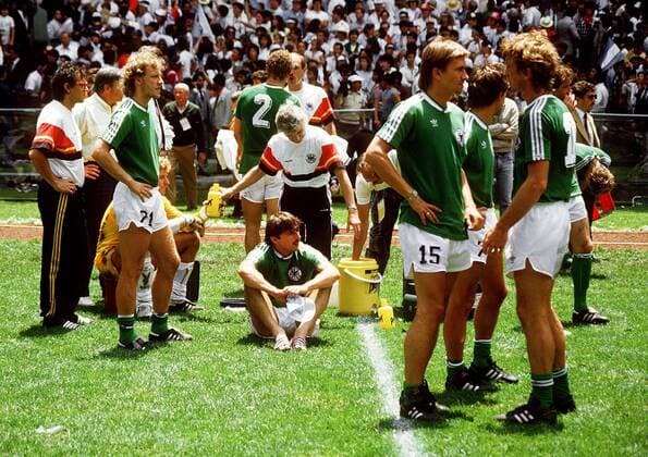 Miese Stimmung nach der Finalniederlage v.re.: Ditmar Jakobs, Klaus Augenthaler, Physiotherapeut Adolf Katzenmaier hinter Klaus Allofs, Schumacher, Wolfgang Rolff enttäuscht Fußball WM Herren Weltmeisterschaft 1986, Länderspiel, Finale, Endspiel, Nationalmannschaft, Nationalteam, Vneg Gruppe Mexico-City, Mexiko-Stadt Enttäuschung,