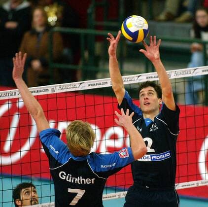 Jaroslav Skach (re.) stellt für Jan Günther (beide SCC Berlin) Volleyball EC 1 Herren Champions League 2003 2004, SC Charlottenburg Berlin Gruppe Berlin Dynamik,