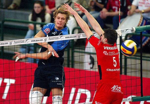 Robert Kromm (SCC Berlin, li.) schmettert den Ball am Block von Valerio Vermiglio (Sisley Treviso) vorbei Volleyball EC 1 Herren Champions League 2003 2004, SC Charlottenburg Berlin - Sisley Treviso 2:3 Gruppe Berlin Dynamik,