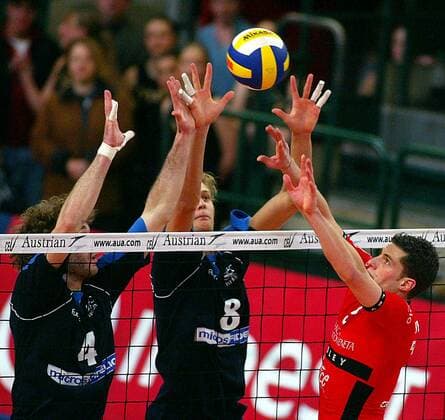 Aleksandar Spriovski (li.) und Robert Kromm (Mitte, beide SCC Berlin) blocken gegen Valerio Vermiglio (Sisley Treviso) Volleyball EC 1 Herren Champions League 2003 2004, SC Charlottenburg Berlin - Sisley Treviso 2:3 Gruppe Berlin Abwehr,