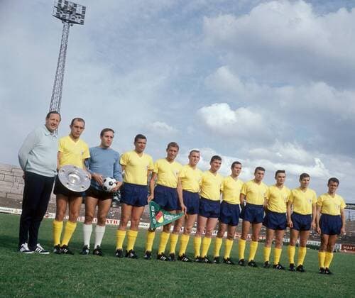 Fußball, Eintracht Braunschweig, Deutscher Meister 1967 Deutscher Meister 1966 1967 Eintracht Braunschweig, v.li.: Trainer Helmut Johannsen, Joachim Bäse, Torwart Horst Wolter, Hans-Georg Dulz, Jürgen Moll, Peter Kaack, Lothar Ulsaß, Eric Maas, Klaus Meyer, Gerhard Saborowski, Klaus Gerwien, Walter Schmidt Fußball 1. BL Herren DEUTSCHSPRACHIGE SPORTZEITSCHRIFTEN UND -ZEITUNGEN NUR NACH RÜCKSPRACHE, Saison 1966 1967 Totale Braunschweig