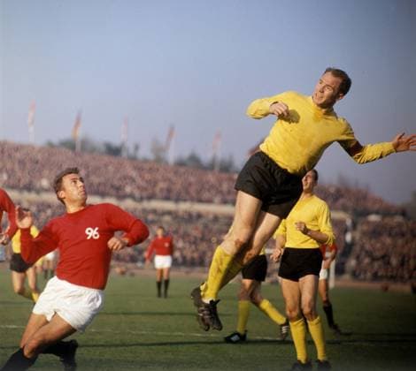 Wolfgang Paul (re., BVB) setzt sich beim Luftkampf gegen seinen Hannoveraner Gegenspieler durch Fußball 1. BL Herren DEUTSCHSPRACHIGE SPORTZEITSCHRIFTEN UND -ZEITUNGEN NUR NACH RÜCKSPRACHE, Saison 1965 1966 Gruppe Hannover 96 - Borussia Dortmund 1:1 Hannover Dynamik,