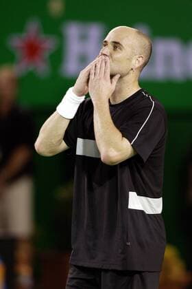 Andre Agassi (USA) bedankt sich bei seinen Anhängern mit Küsschen Tennis Herren Australian Open 2004, Grand Slam, ATP-Tour, Halbfinale Einzelbild Melbourne  