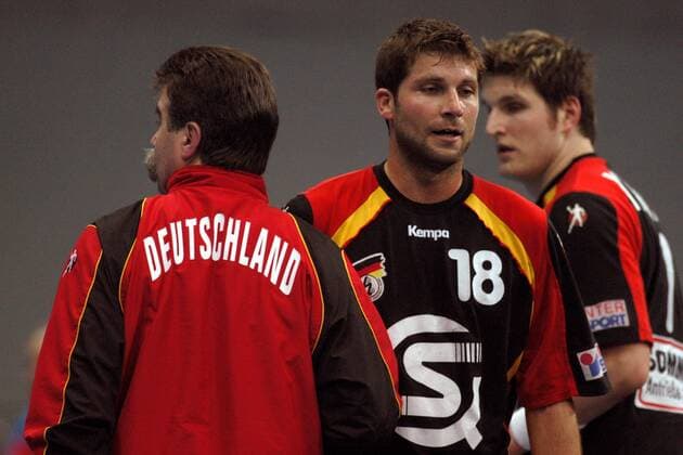 Bundestrainer Heiner Brand (li.) und Daniel Stephan (beide Deutschland) würdigen sich keines Blickes Handball Länderspiel Herren Länderspiel 2004, Test, Testspiel, Nationalmannschaft, Nationalteam, Nationaltrikot Gruppe Dortmund Spannung