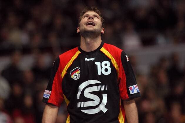 Daniel Stephan (Deutschland) schaut nach oben Handball Länderspiel Herren Länderspiel 2004, Test, Testspiel, Nationalmannschaft, Nationalteam, Nationaltrikot Einzelbild Dortmund Unterwerfung