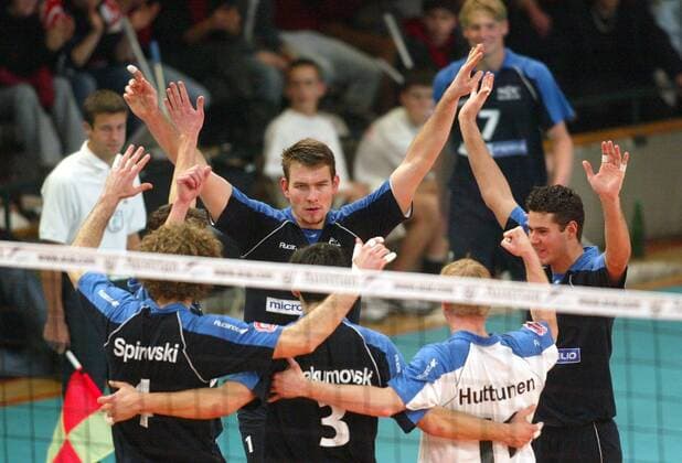 Mannschaftskreis SCC Berlin mit v. li.: Spirovski, Marco Liefke (hinten), Bakumovski, Huttunen, Prüsener Volleyball EC 1 Herren Champions League 2003 2004, SC Charlottenburg Berlin Gruppe Berlin