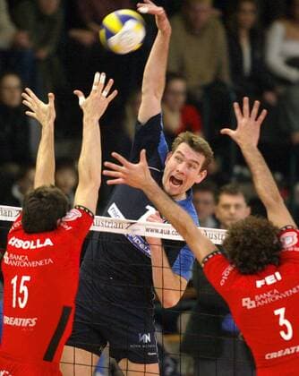 Marco Liefke (SCC Berlin, hinten) schmettert gegen den improvisierten Doppelblock von Cisolla (li.) und Fei (beide Sisley Treviso) Volleyball EC 1 Herren Champions League 2003 2004, SC Charlottenburg Berlin - Sisley Treviso 2:3 Gruppe Berlin Dynamik, Kampf,