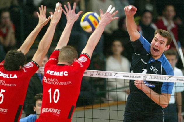 Marco Liefke (SCC Berlin, re.) schmettert den Ball in den Doppelblock von Nemec (Mitte) und Cisolla (beide Sisley Treviso) Volleyball EC 1 Herren Champions League 2003 2004, SC Charlottenburg Berlin - Sisley Treviso 2:3 Gruppe Berlin Dynamik, Kampf, Abwehr,