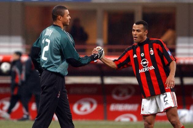 Torwart Dida (li.) klatscht Mannschaftskollegen Cafu (beide Milan) ab - Brasilianer unter sich Fußball Herren Serie A 2003 2004, 1. Italienische Liga, AC Mailand Gruppe Mailand