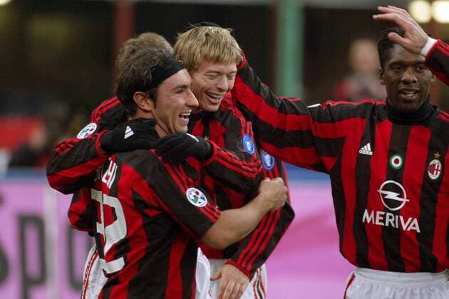 Cristian Brocchi (li.) und Clarence Seedorf (re.) jubeln mit dem Torschützen Jon Dahl Tomasson (alle Milan) Fußball Herren Serie A 2003 2004, 1. Italienische Liga, AC Mailand Gruppe Mailand Freude, Begeisterung,