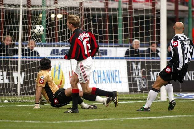 Jon Dahl Tomasson (Milan, Mitte) erzielt das 2:0, Torwart Generoso Rossi (li.) und Stefano Argilli (beide Siena) sind machtlos Fußball Herren Serie A 2003 2004, 1. Italienische Liga, AC Mailand - AC Siena 2:1 Gruppe Mailand