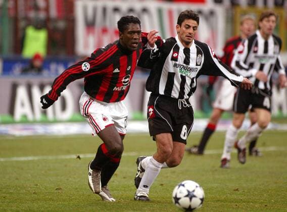 Clarence Seedorf (Milan, li.) gegen Simone Vergassola (Siena) Fußball Herren Serie A 2003 2004, 1. Italienische Liga, AC Mailand - AC Siena 2:1 Gruppe Mailand Dynamik,