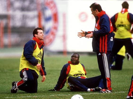 Trainer Ottmar Hitzfeld (re.) und Mehmet Scholl (li.) im Gespräch, Samuel Osei Kuffour (alle Bayern) hört aufmerksam zu Fußball 1. BL Herren Saison 1998 1999, FC Bayern München, Training, Vdia Gruppe München