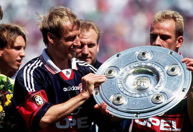 Fußball, FC Bayern München, Deutscher Meister 1997 Jürgen Klinsmann (li.) und Mario Basler (beide Bayern) mit der Meisterschale Fußball 1. BL Herren Saison 1996 1997, Mönchengladbach - FC Bayern München 2:2, Deutscher Meister, Vdia Gruppe Mönchengladbach Freude,
