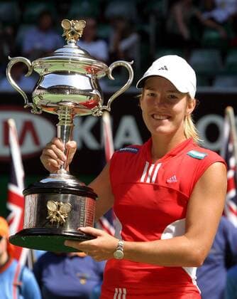 Justine Henin-Hardenne (Belgien) präsentiert stolz ihre Trophäe Tennis Damen Australian Open 2004, Grand Slam, WTA-Tour Einzelbild Melbourne