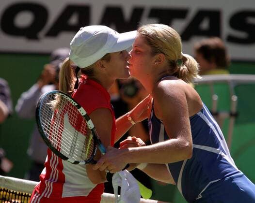 Kim Clijsters (re.) gratuliert Justine Henin-Hardenne (beide Belgien) zu ihrem Australian Open Sieg Tennis Damen Australian Open 2004, Grand Slam, WTA-Tour Gruppe Melbourne
