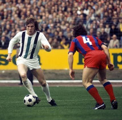 Henning Jensen (Gladbach) am Ball Fußball 1. BL Herren DEUTSCHSPRACHIGE SPORTZEITSCHRIFTEN UND -ZEITUNGEN NUR NACH RÜCKSPRACHE, Saison 1975 1976 Gruppe Uerdingen - Borussia Mönchengladbach 1:1 Krefeld Dynamik,