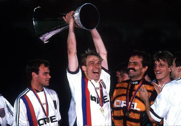 Fußball, FC Bayern München, UEFA-Pokal Sieger 1996 Jürgen Klinsmann (vorn) stemmt den UEFA-Pokal, daneben v.li.: Christian Nerlinger, Ersatztorwart Michael Probst und Andreas Herzog (alle Bayern) Fußball EC 3 Herren UEFA-Cup 1995 1996, Europapokal, Europacup, Finale, Endspiel, Bordeaux - FC Bayern München 1:3 Gruppe Schrei, schreien, Jubelschrei, Freudenschrei Bordeaux Glück, Begeisterung, Freude,