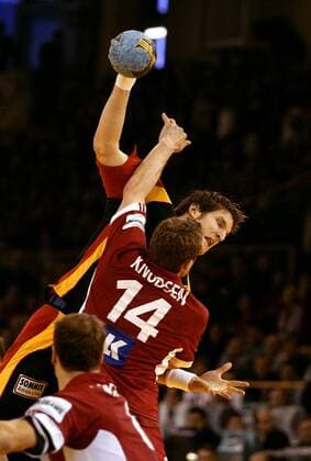 Michael Knudsen (vorn, Dänemark) gegen Jan-Olaf Immel (Deutschland) Handball EM Herren Europameisterschaft 2004, Länderspiel, Nationalmannschaft, Nationalteam, Nationaltrikot, Vdig Gruppe Ljubljana Dynamik,
