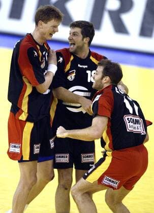 Schlußjubel Deutschland, v.li.: Volker Zerbe, Daniel Stephan und Heiko Grimm Handball EM Herren Europameisterschaft 2004, Länderspiel, Nationalmannschaft, Nationalteam, Nationaltrikot, Vdig Gruppe Ljubljana Begeisterung, Freude,